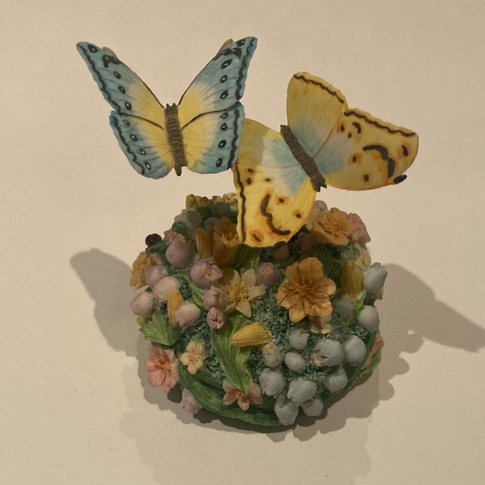 Wind Up Musical and Rotating Butterfly Floral Figurine